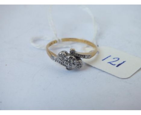 18ct gold Vintage 3 diamond ring set on the twist - 2.1gms