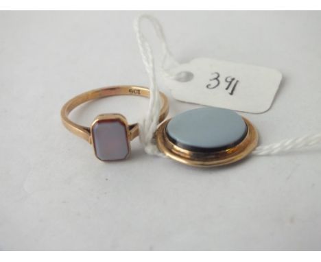 9ct agate signet ring and a small fob