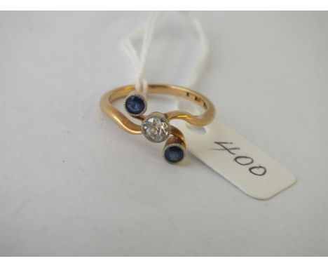 A DIAMOND &amp; SAPPHIRE CROSSOVER RING, CBETRAL DIAMOND APPROX. 25CT. FLANKED BY 2 CORNFLOWER BLUE SAPPHIRES IN 18CT YELLOW 