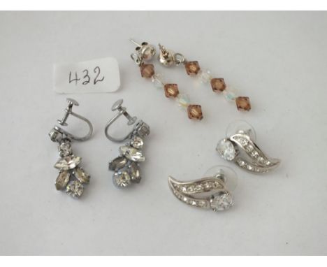 Pairo of vintage diamante screw back earrings, together with two other pairs of earrings