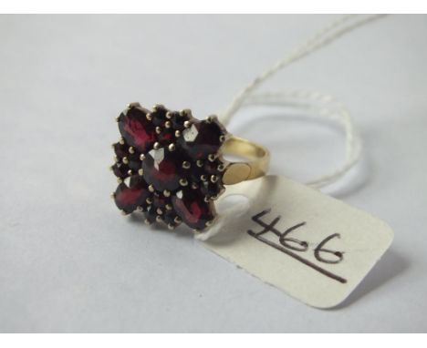 Square garnet ring set in 14ct gold - size L