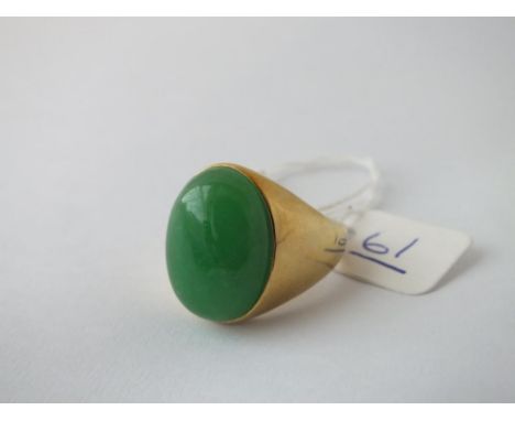 Large green stone set ring in 14ct gold - size S