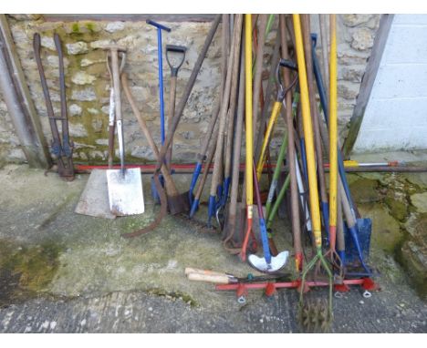 Qty of various garden tools PLEASE always check condition PRIOR to bidding, or email us a condition report request if you can