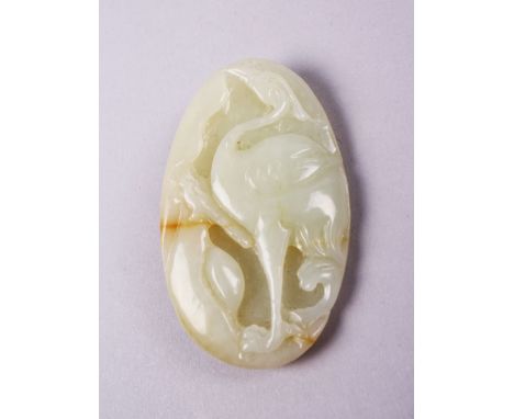 A GOOD CHINESE PALE CELADON JADE CARVED PENDANT OF A CRANE, 6cm.