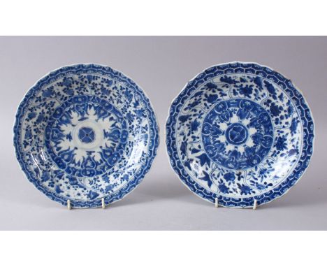 A GOOD PAIR OF 18TH CENTURY CHINESE KANGXI BLUE &amp; WHITE PORCELAIN PLATES,