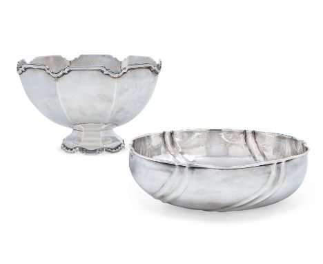 An Italian fruit bowl with fluted sides. Bellotto Argentierie (probably). Padua, 20th century. Of shaped, circular form, the 