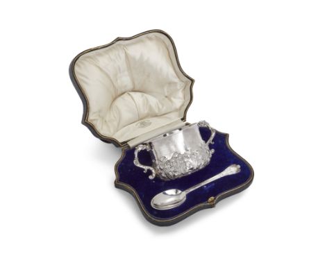 A cased silver porringer and spoon christening set.Goldsmiths & Silversmiths Co.,London, 1916 and 1917.In 17th century style,