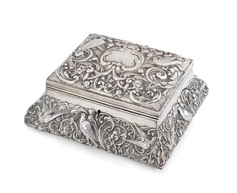 A large Edwardian silver jewellery box. William Comyns, London, 1905. Of shaped, rectangular form, the hinged lid and sides r