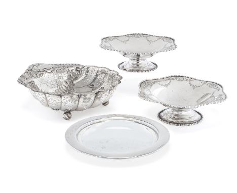 An Edwardian silver basket designed as a scallop shell. Atkin Brothers,Sheffield, 1903. The pierced and fluted sides repousse