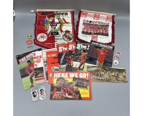 A mixed lot of Aberdeen football memorabilia, programmes, pennants, badges, 1x celtic badge