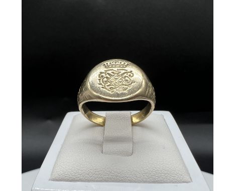 An 18ct yellow gold vintage signet ring with vintage coat of arms,
size Q,
weight is 7.1 grams