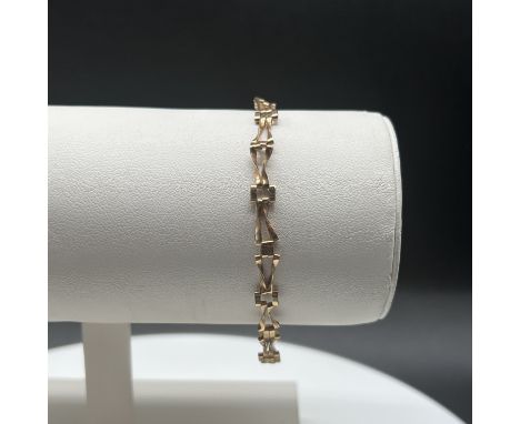 A vintage 9ct yellow gold gate bracelet,
7 inches long,
2.9 grams