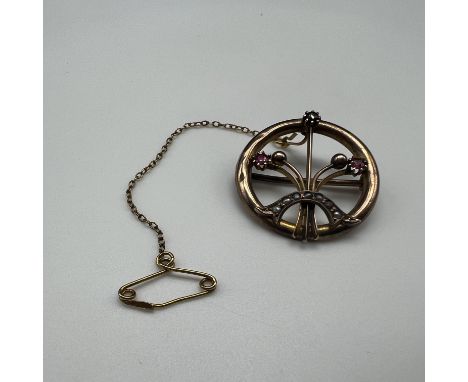 A Victorian 9ct rose gold seed pearl brooch,
25mm,
fitted with safety chain,
2.6 grams in weight