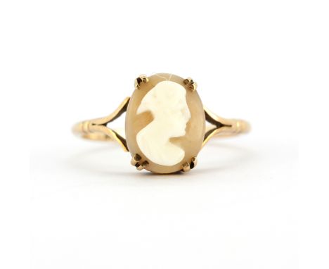 A yellow metal (tested minimum 9ct gold) cameo set ring, (M.5).