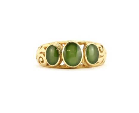 A 9ct yellow gold ring set with cabochon cut jade, (O). Approx. 4.4gr.&nbsp;