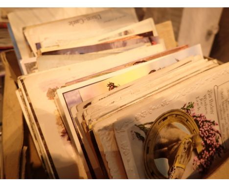Quantity of vintage postcards 