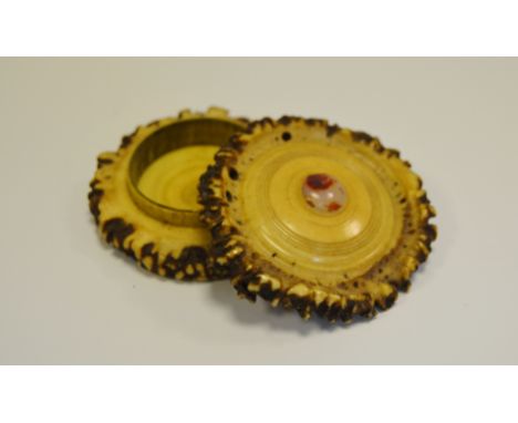 A 19th century horn snuff box