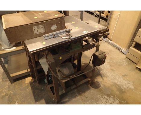 Electric bench saw with box of spare blades. Not available for in-house P&P, contact Paul O'Hea at Mailboxes on 01925 659133C
