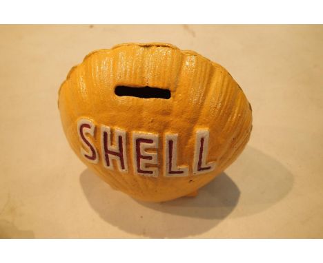 Cast iron Shell moneybox in the form of a shell, H: 12 cm. P&amp;P Group 1 (£14+VAT for the first lot and £1+VAT for subseque