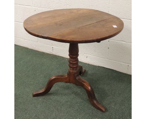 A George III elm circular pedestal tilt top table on tripod splayed legs, high 66cm x 69cm diameter.