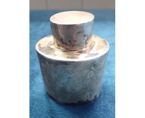 A VICTORIAN SILVER TEA CADDY of oval form with lid, Walter and Charles Sissons, London 1895. 2.26 ozt, 7cm high, 5.5cm wide.
