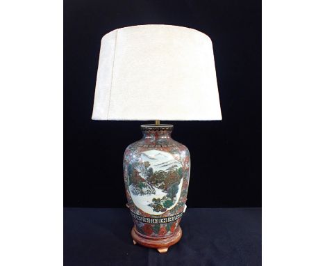 A JAPANESE SATSUMA STYLE VASE TABLE LAMP, ON WOODEN STAND 30cm plus fitting and shade