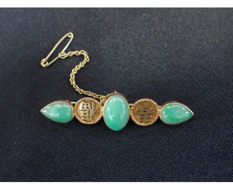 A GOLD AND JADE BROOCH 