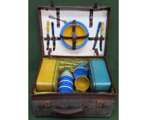 Cased vintage picnic set including Sunshine vaccum flask

Used condition, wear to areas 