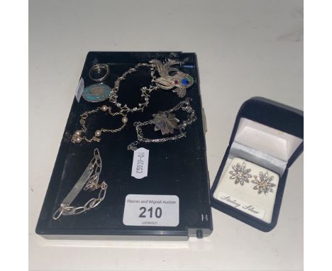 9 vintage sterling silver jewellery items including brooches and bracelets. 