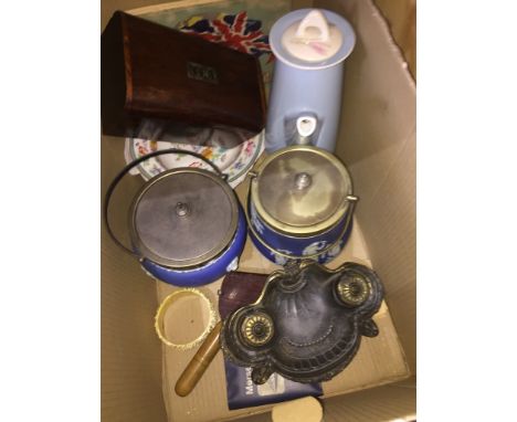 A box of collectables to include a brass inkwell, 2 Wedgwood biscuit barrells &amp; 2 dishes, a wooden tea caddy, A Figgjo Fl