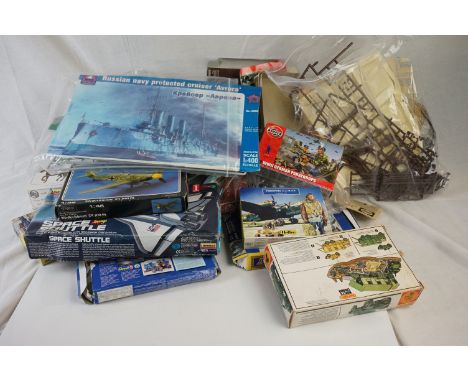 17 x Boxed and loose plastic model kits, both built and unbuilt, to include 7 x Airfix featuring H.M.S. Bounty, 01723 1:72 En