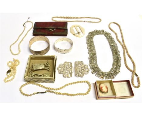 A COLLECTION OF VINTAGE COSTUME JEWELLERY to include a red leather crocodile pattern purse with silver fronted corners and cl