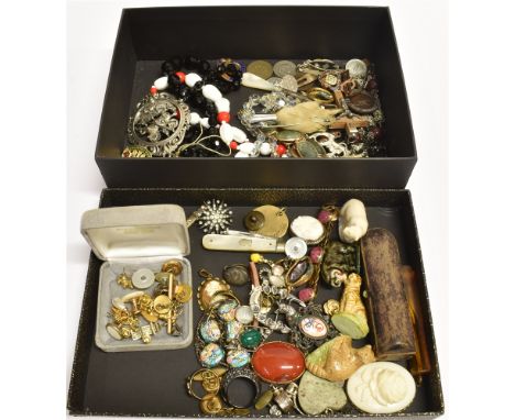 A COLLECTION OF VINTAGE JEWELLERY AND TRINKETSTo include silver, costume jewellery etc  Condition variable 