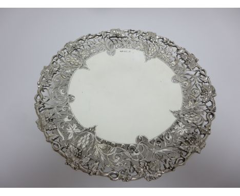 An Elizabeth II silver Comport with scroll pierced fruiting vine border on low pedestal base, Sheffield 1959