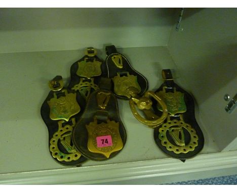 Five Guinness horse brasses and a door knocker in the form of a fox