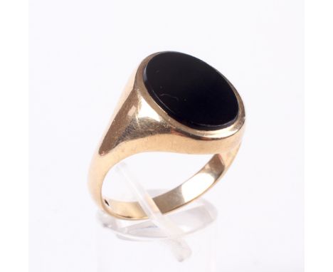 A gentleman's 9ct gold and black onyx oval signet ring. Hallmarks for London 1969, size X, 5.5 grams gross