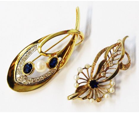 A 5.5cm import marked 750 (18ct.) gold open loop design brooch, set with central cultured pearl, two flanking sapphires and d