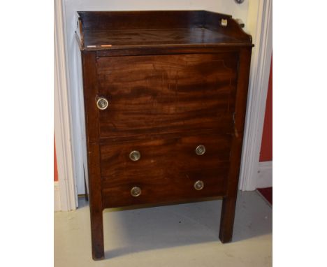 A GEORGE III PERIOD INLAID MAHOGANY TRAY TOP BEDSIDE COMMODE,  the three-quarter gallery with saw cut handles, above a double