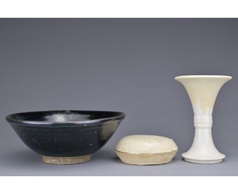 THREE EARLY CHINESE POTTERY CERAMIC ITEMS, MING AND EARIER. To include a black-glazed pottery bowl, a white-glazed ceramic co