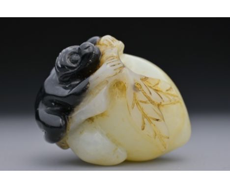 A CHINESE PALE CELADON AND BLACK JADE PENDANT OF MONKEY ON PEACH. Approx. 4cm length. Overall good general condition.