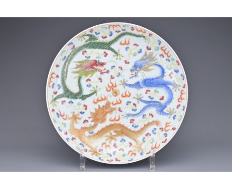 A CHINESE PORCELAIN 'DRAGON' DISH, 19/20TH CENTURY. Decorated in polychrome enamels and gilt with three dragons amongst ruyi 