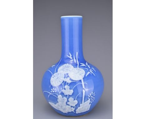 A SMALL CHINESE BLUE AND WHITE PORCELAIN TIANQIUPING VASE, 19TH CENTURY. Blue ground with raised white enamel decoration of b