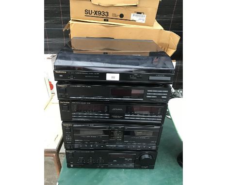 AN AS NEW AND BOXED TECHNICS HI FI TO INCLUDE A TURNTABLE, TUNER, EQUALIZER, DOUBLE CASSETTE AND AMPLIFIER 
