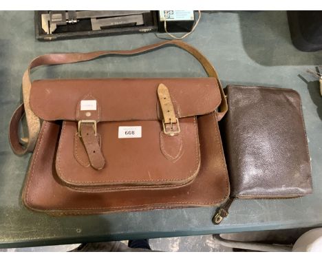 A VINTAGE CARRY CASE AND BAG 