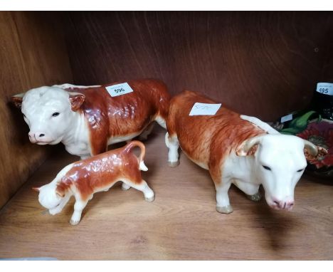 A SET OF THREE CERAMIC BUTCHERS HEREFORD BULL, COW AND CALF MODELS 