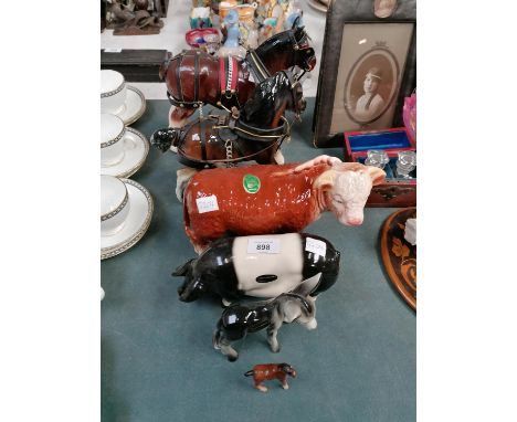 A MIXED GROUP OF CERAMIC ANIMALS, MELBA WARE BULL, SHIRE HORSES ETC 