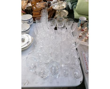 A GOOD COLLECTION OF CUT GLASS WINE AND FURTHER DRINKING GLASSES AND CERAMIC BIRD MODEL 