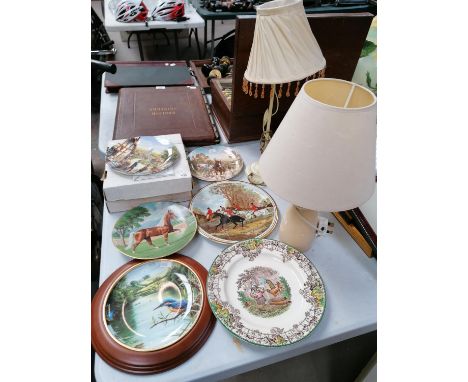 ASSORTED CERAMIC CABINET PATES AND TWO LAMPS 