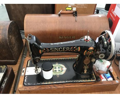 A VINTAGE SINGER SEWING MACHINE WITH CASE 