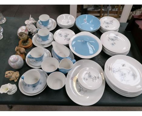 MIXED CERAMICS TO INCLUDE LARGE CERAMIC DINNER SERVICE AN FURTHER FIGURES ETC 